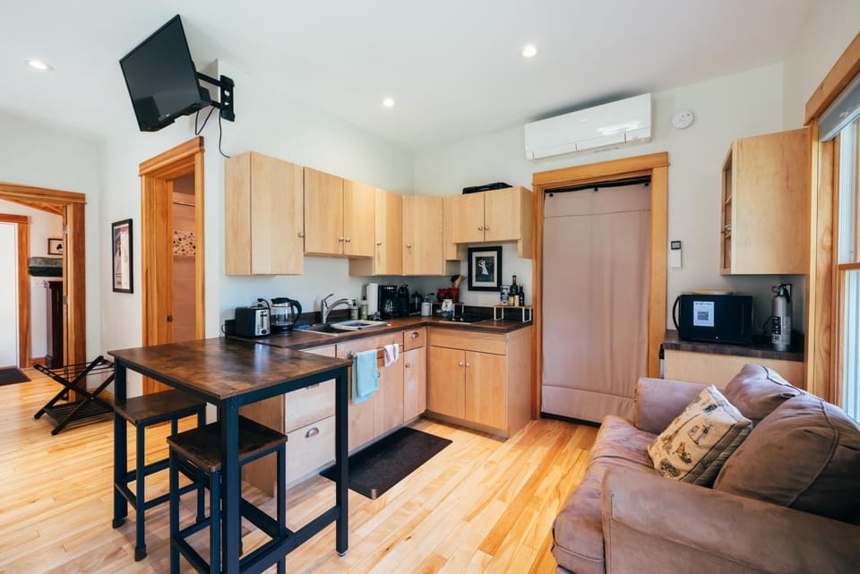 TV and multimedia, Coffee/tea facilities, Kitchen or kitchenette, Seating area, Dining area, stove, toaster