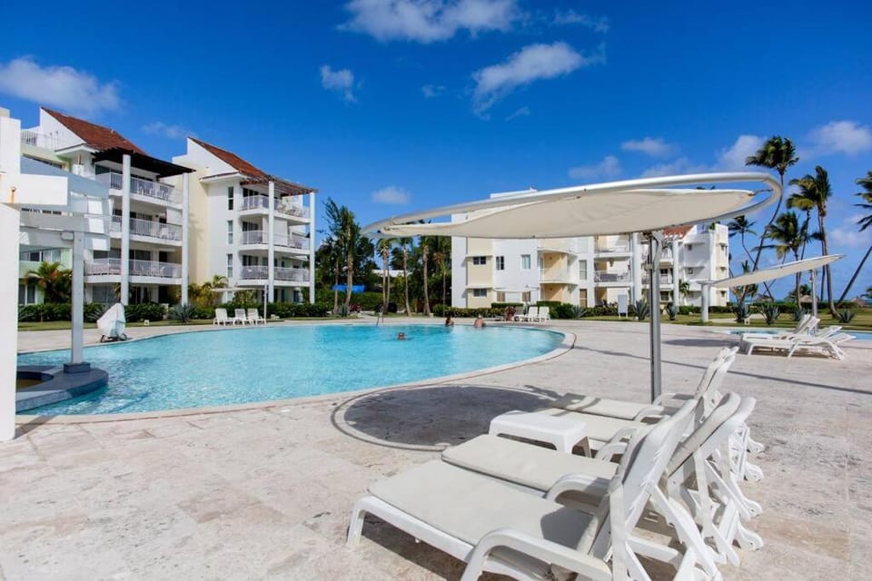 Property building, Patio, Day, Activities, Pool view, Swimming pool, Swimming pool, sunbed