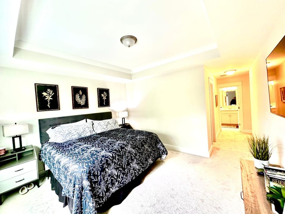 Bed, TV and multimedia, Bedroom