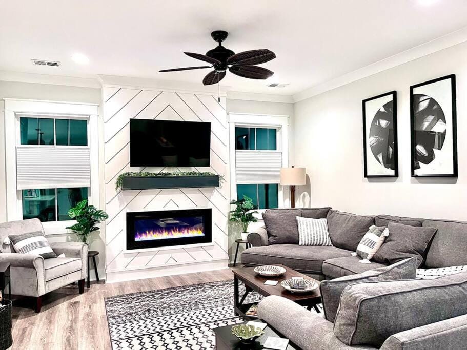 TV and multimedia, Living room, Seating area, Evening entertainment, fireplace