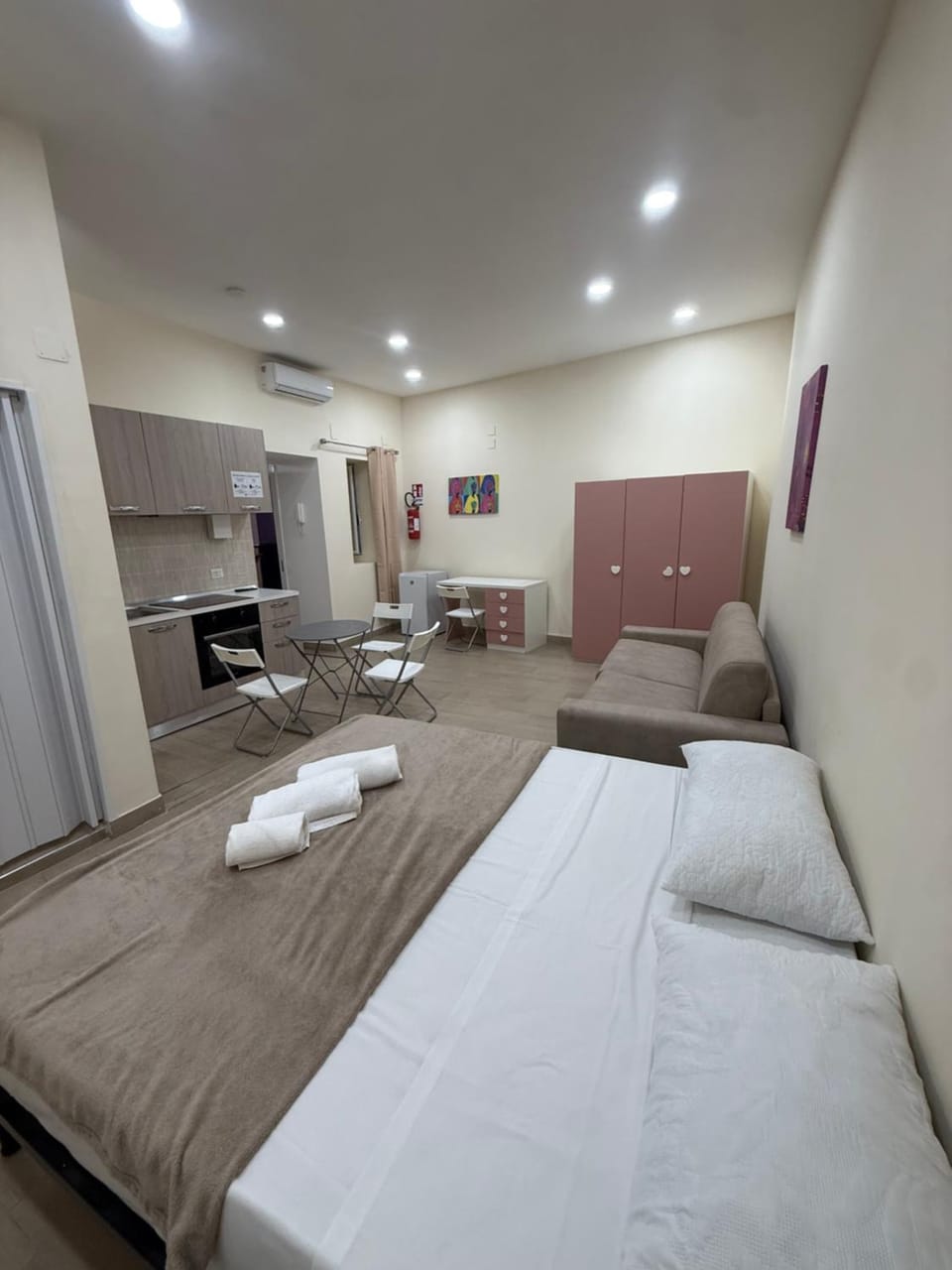 Bed, Kitchen or kitchenette, Living room, Photo of the whole room, Seating area, Bedroom, towels