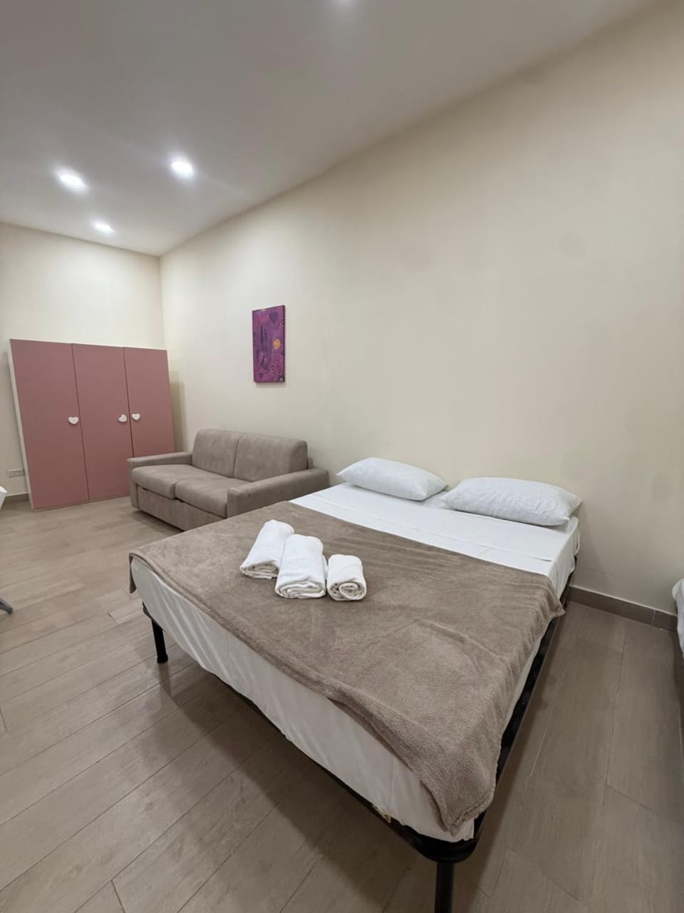 Bed, Photo of the whole room, towels