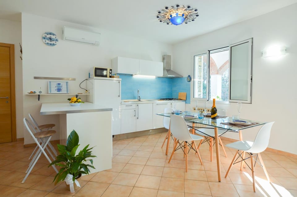Kitchen or kitchenette, Dining area, stove