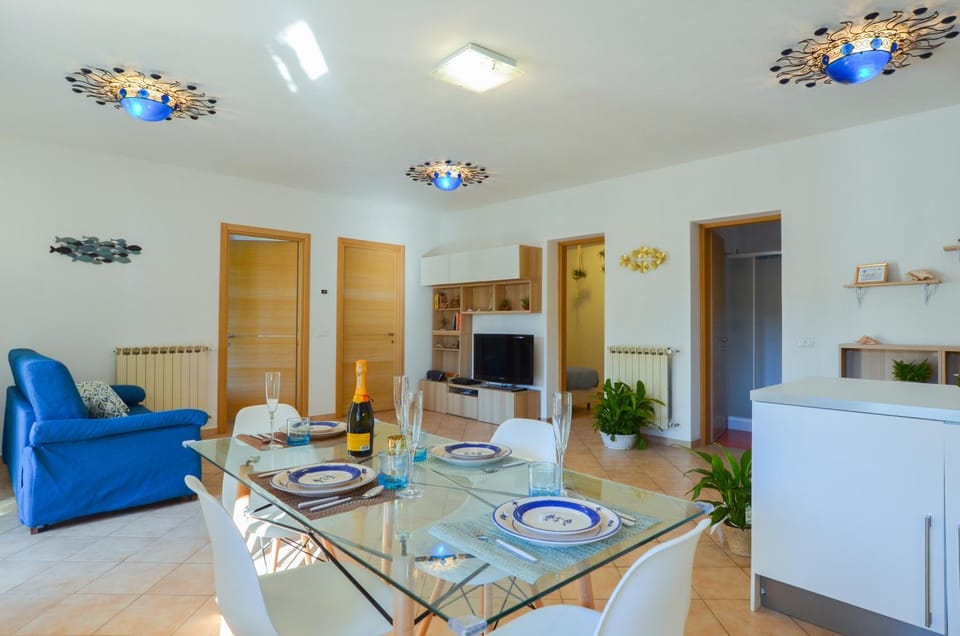 Communal lounge/ TV room, Living room, Seating area, Dining area, Evening entertainment