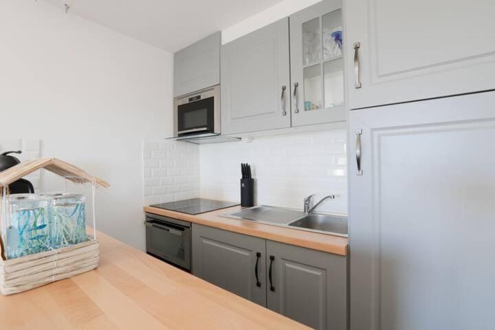 Kitchen or kitchenette, dishwasher, oven, stove