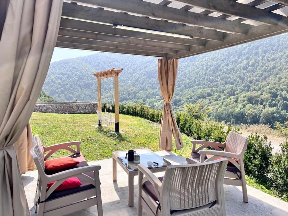 Patio, Natural landscape, Garden, View (from property/room), Balcony/Terrace, Seating area, Garden view, Mountain view