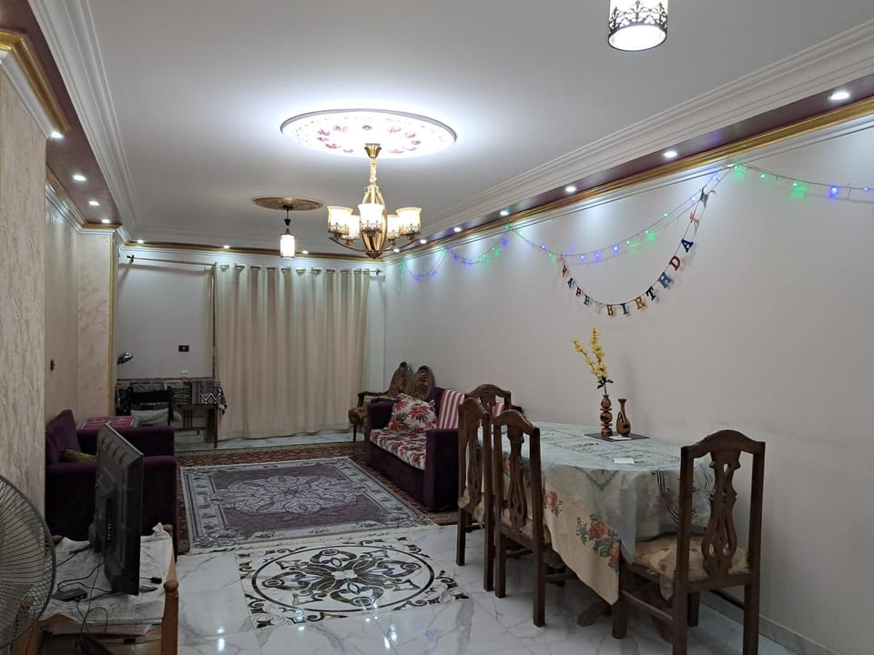 Communal lounge/ TV room, Activities, Living room, Lounge or bar, Seating area, Food, Entertainment, Family
