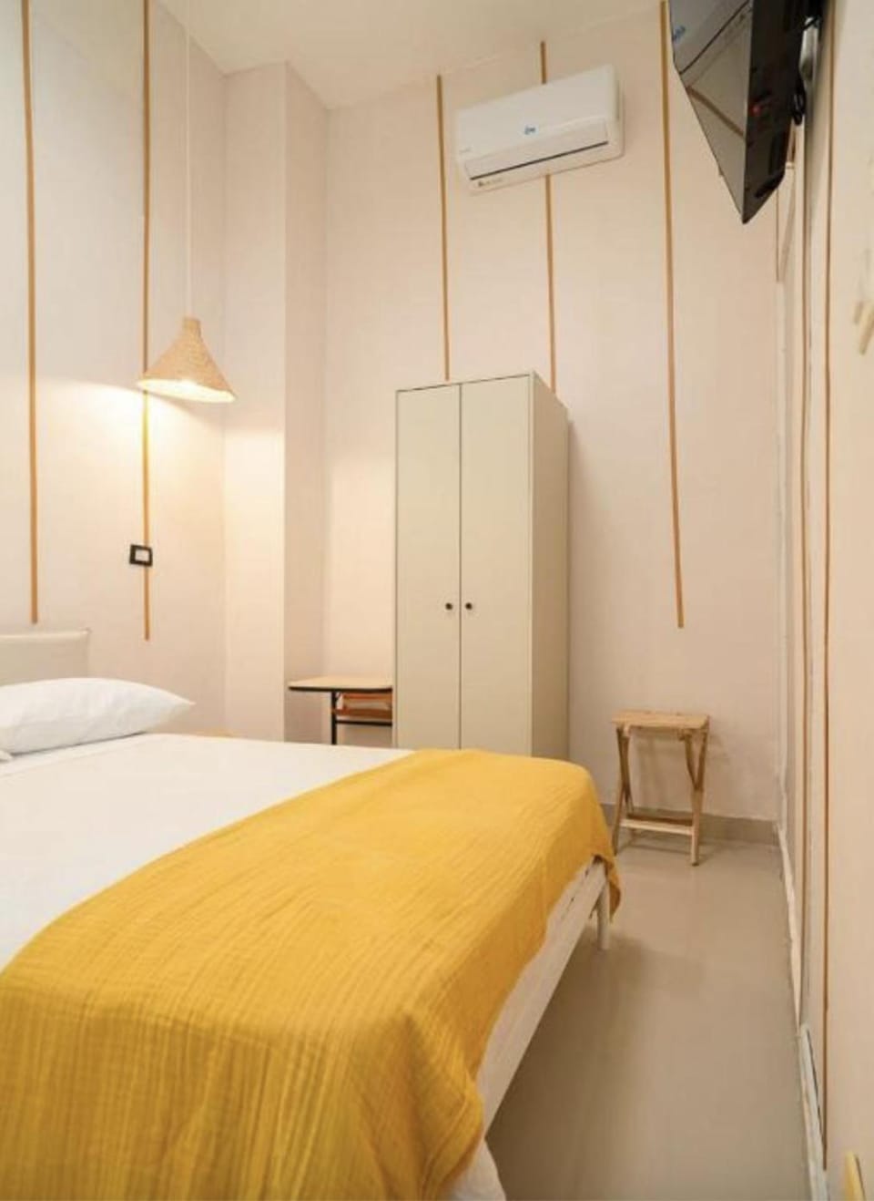Bed, TV and multimedia, Photo of the whole room, Bedroom, wardrobe, air conditioner
