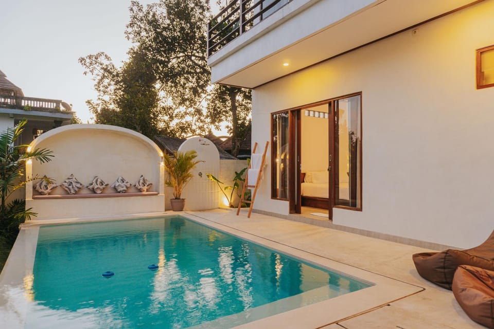 Property building, Patio, Day, Pool view, Swimming pool, Swimming pool, sunbed