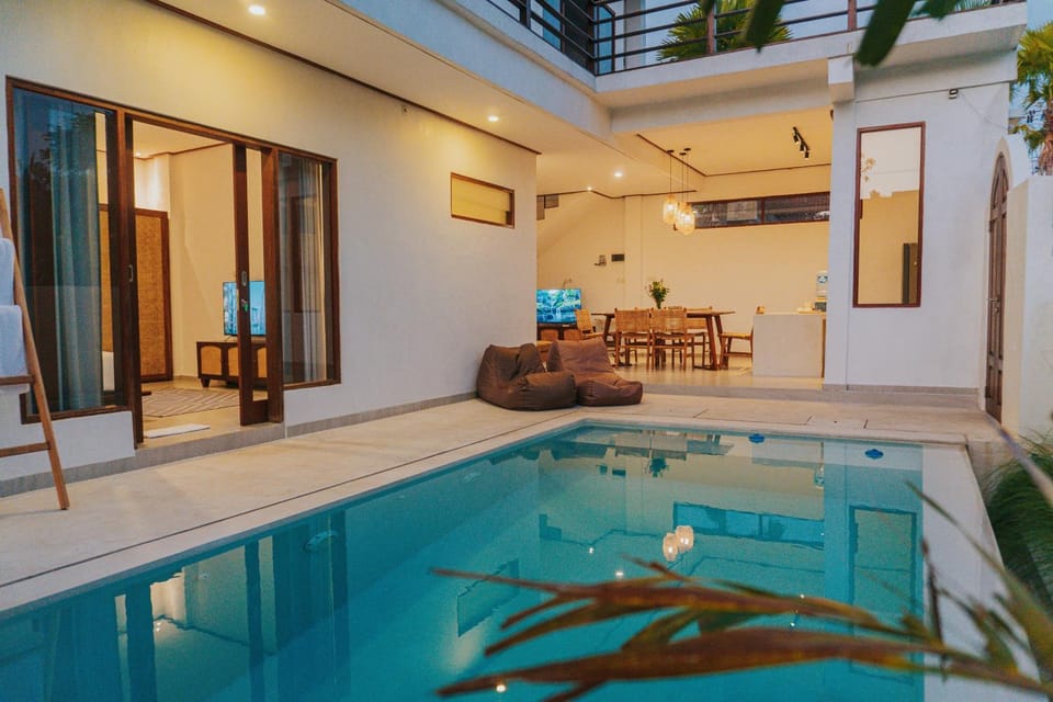 Patio, Pool view, Swimming pool, Swimming pool, sunbed