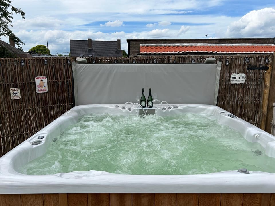 Hot Tub, Hot Tub, Swimming pool