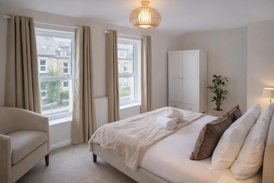 Bed, Living room, Seating area, Bedroom, internet, wardrobe