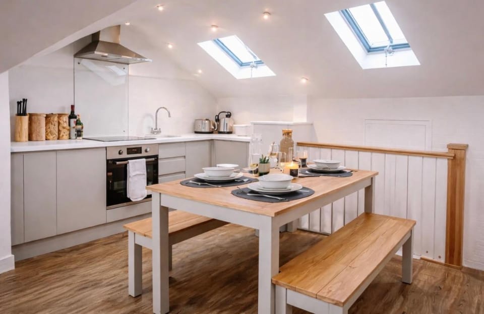 Coffee/tea facilities, Kitchen or kitchenette, Food and drinks, Dining area, Food, stove, toaster