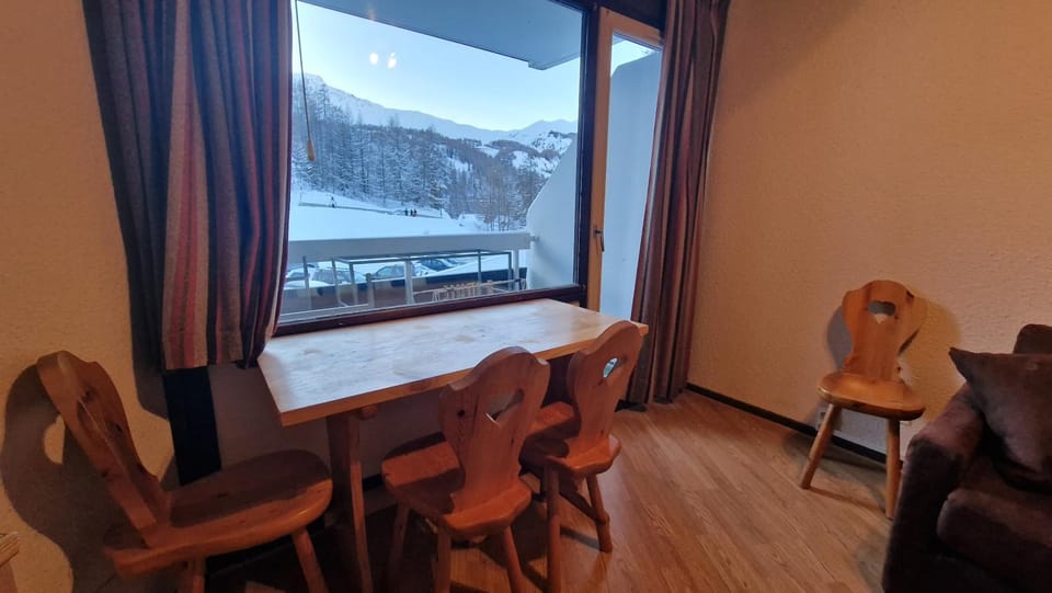 "Miramonte" appartement avec terrasse vue montagne et parking privatif sous-sol, à proximité immédiate des pistes, cœur de Vars les Claux, secteur point show avec commodités et piscine chauffée de plein air Apartment in Piedmont