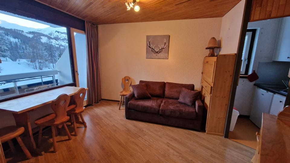 "Miramonte" appartement avec terrasse vue montagne et parking privatif sous-sol, à proximité immédiate des pistes, cœur de Vars les Claux, secteur point show avec commodités et piscine chauffée de plein air Apartment in Piedmont