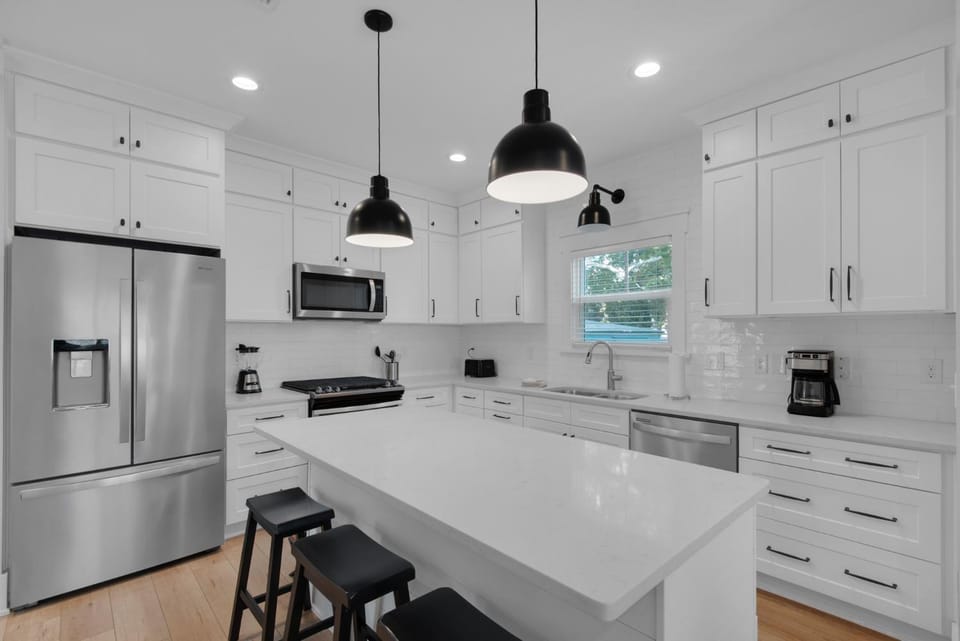 Kitchen or kitchenette, dishwasher, minibar, stove