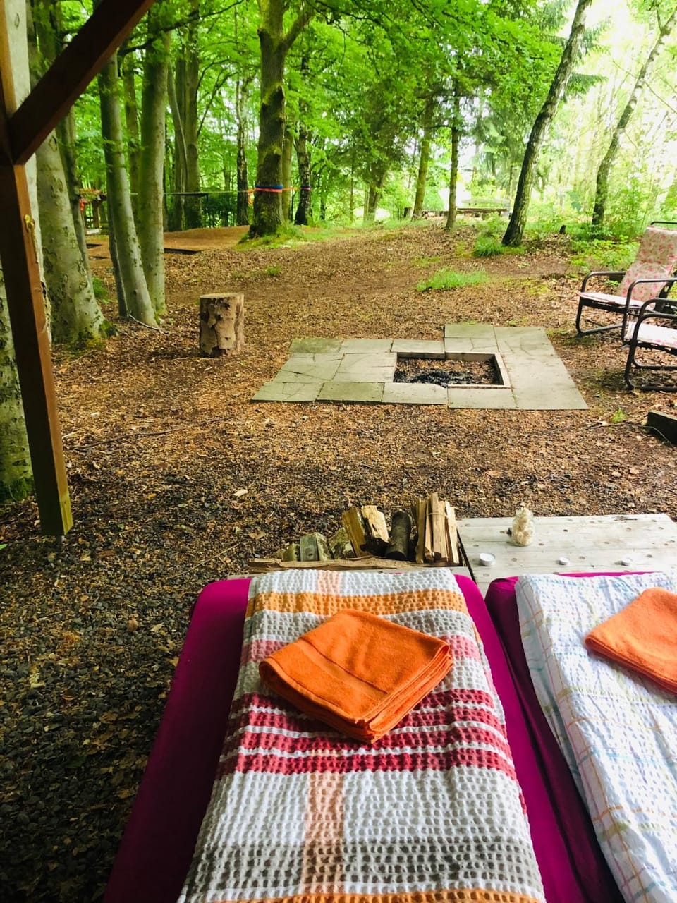 Schwedischer Shelter unter Buchen Campground/ 
RV Resort in Thuringia, Germany