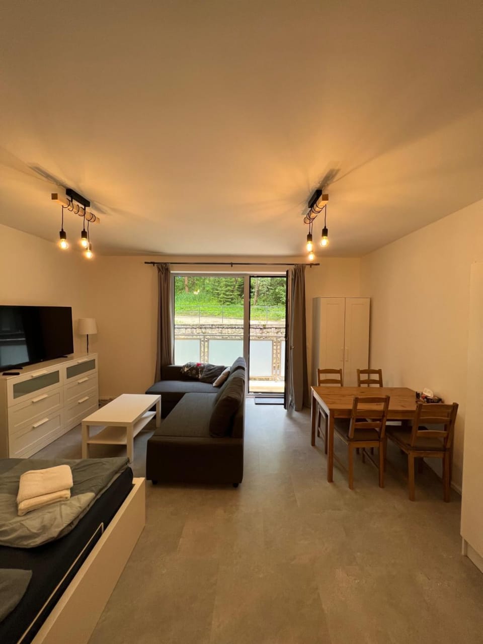 TV and multimedia, Living room, Seating area, Dining area