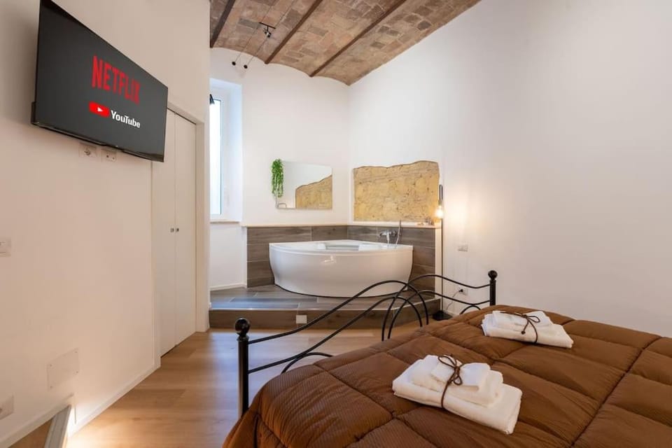 Bed, TV and multimedia, Photo of the whole room, Bedroom, towels
