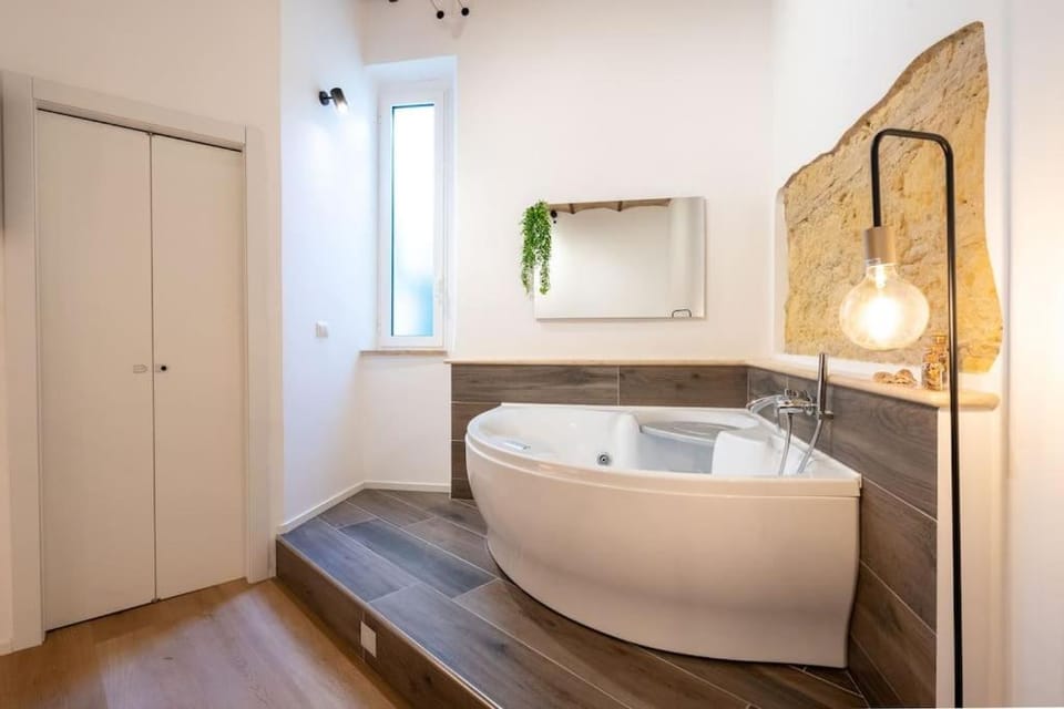 Hot Tub, Bedroom