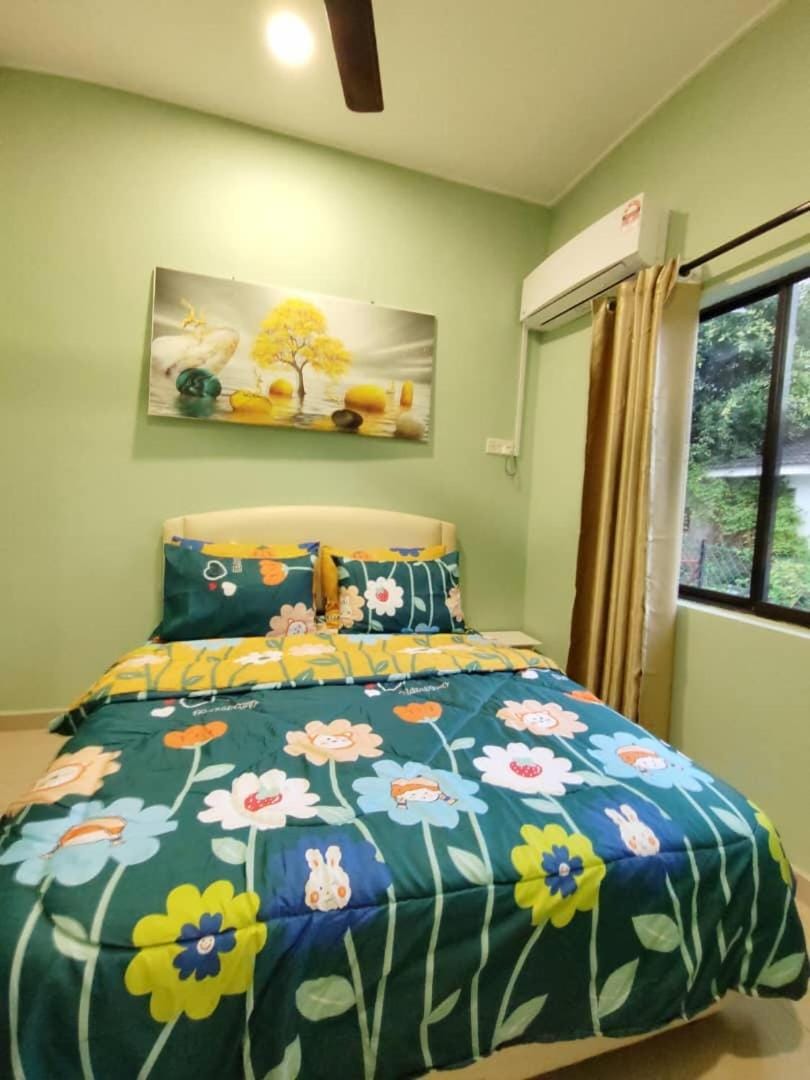 Bed, Photo of the whole room, Bedroom, fireplace, air conditioner