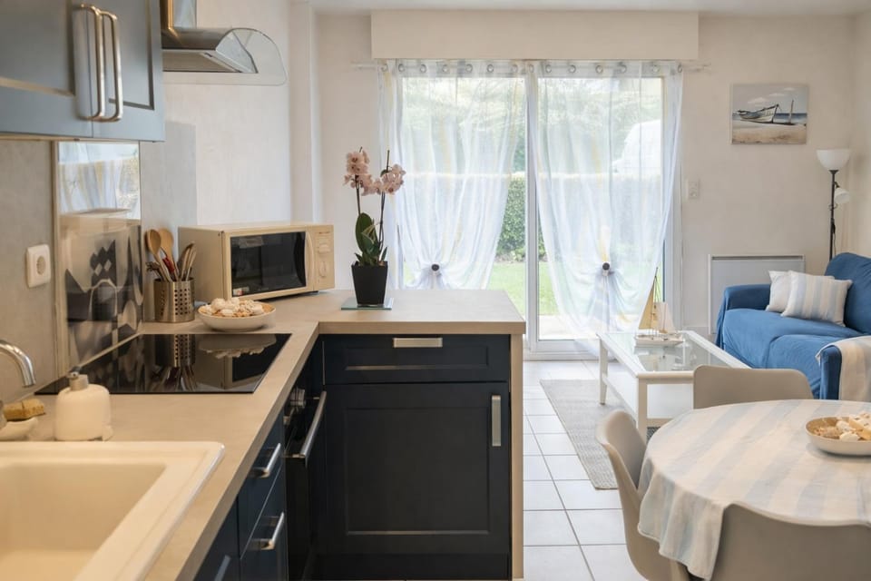 Kitchen or kitchenette, Dining area, stove