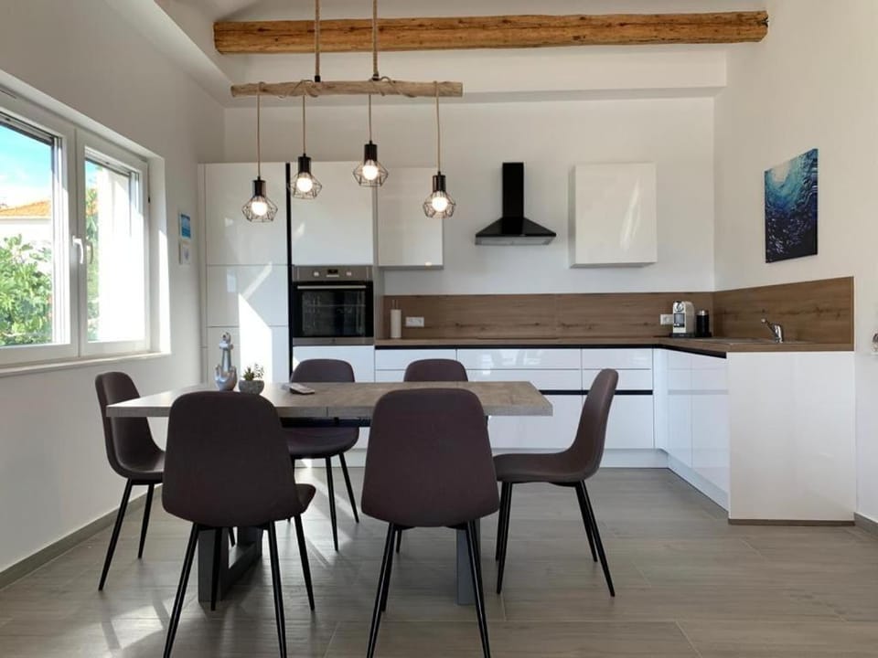 Kitchen or kitchenette, Dining area, minibar, stove