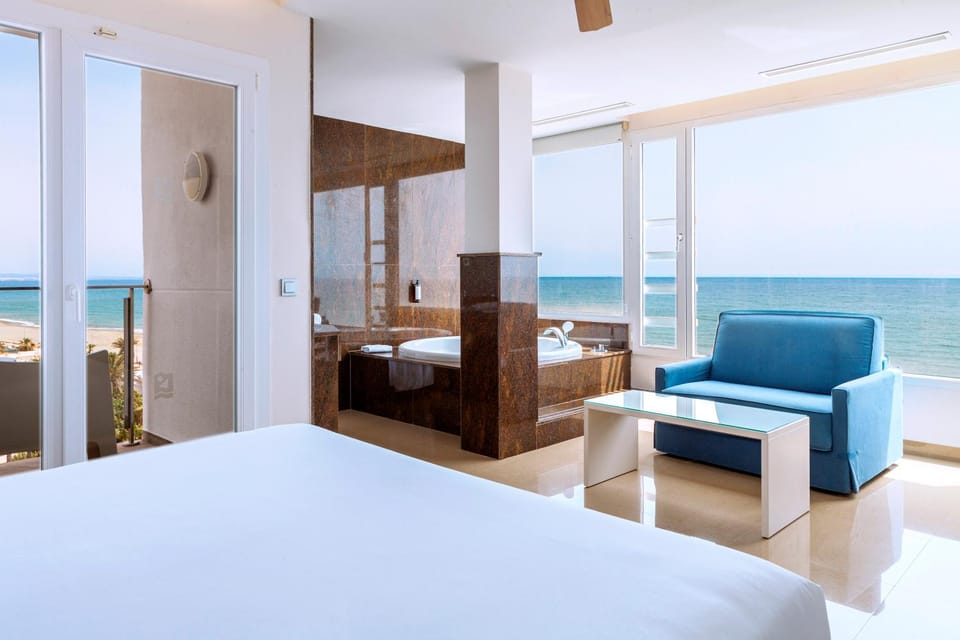 Hot Tub, TV and multimedia, Photo of the whole room, Landmark view, Sea view