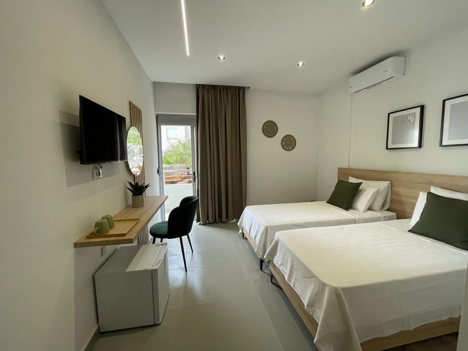Bed, Photo of the whole room, Bedroom, air conditioner