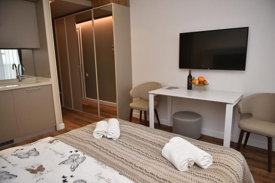 TV and multimedia, Dining area, towels, wardrobe
