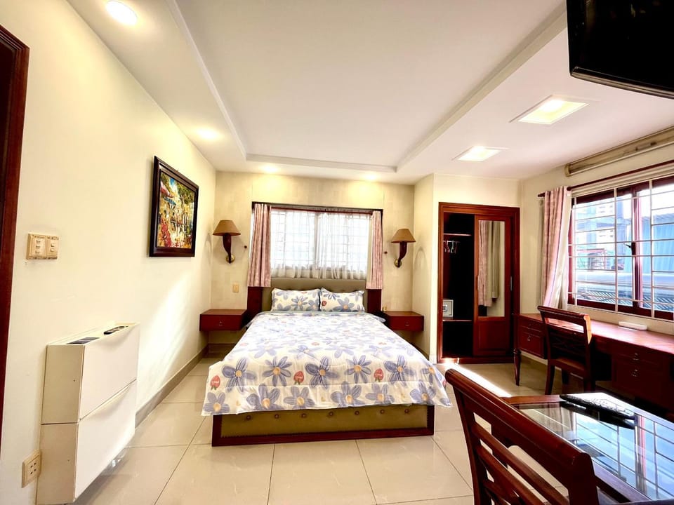 Bed, Photo of the whole room, Seating area, Bedroom