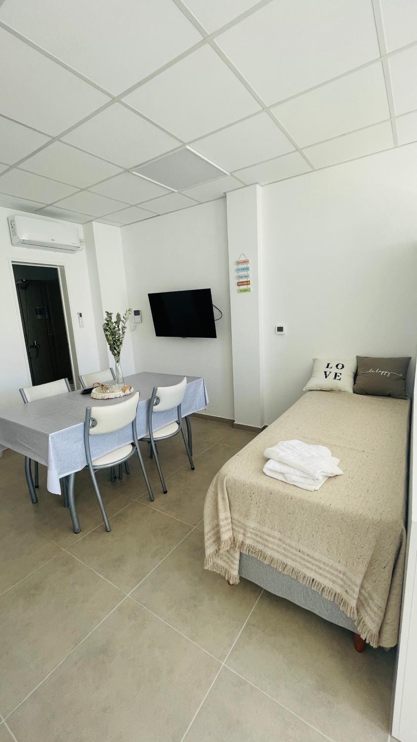 Bed, TV and multimedia, Dining area, towels, air conditioner