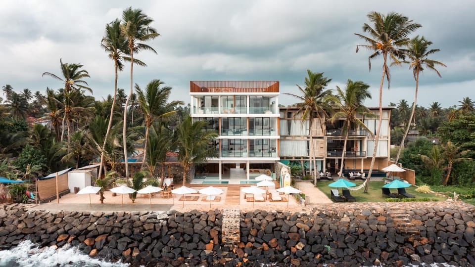 Property building, Natural landscape, Garden, Balcony/Terrace, Beach, Sea view, Swimming pool, sunbed