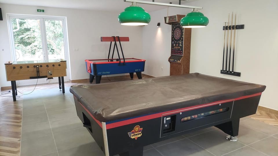 Billiard, Game Room, Lounge or bar