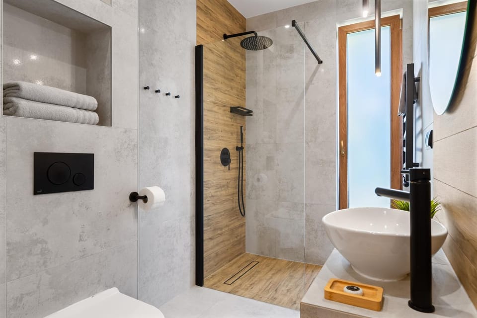 Shower, Toilet, Bathroom, towels