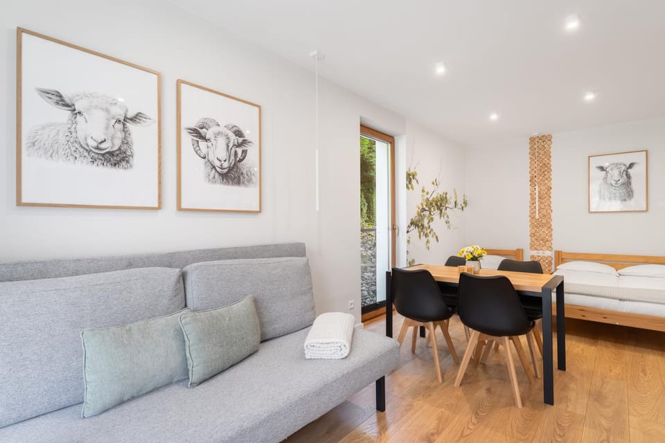 Bed, Living room, Photo of the whole room, Seating area, Dining area, Bedroom