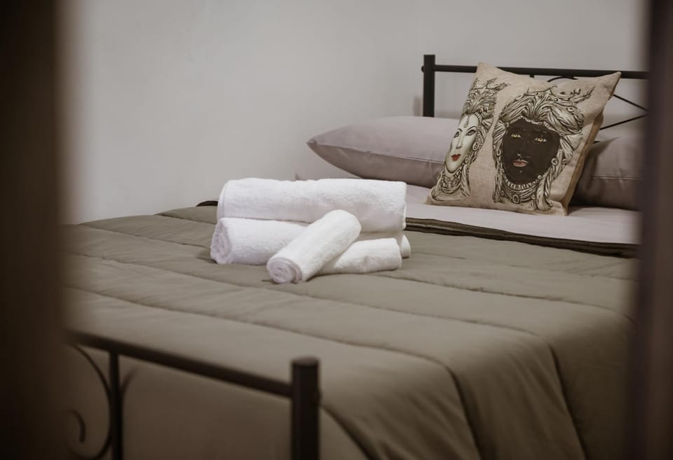 Bed, Photo of the whole room, Bedroom, towels
