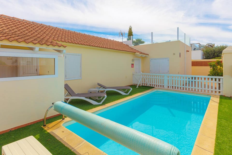 Private villa with heated pool & terrace see view Villa in Corralejo