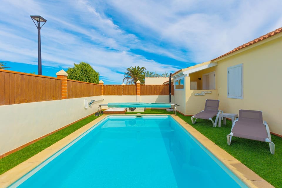 Private villa with heated pool & terrace see view Villa in Corralejo