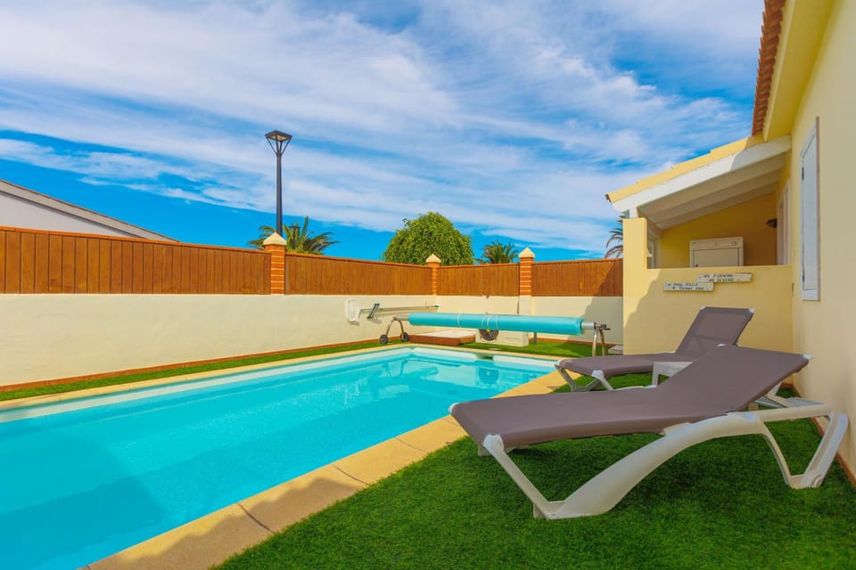 Private villa with heated pool & terrace see view Villa in Corralejo
