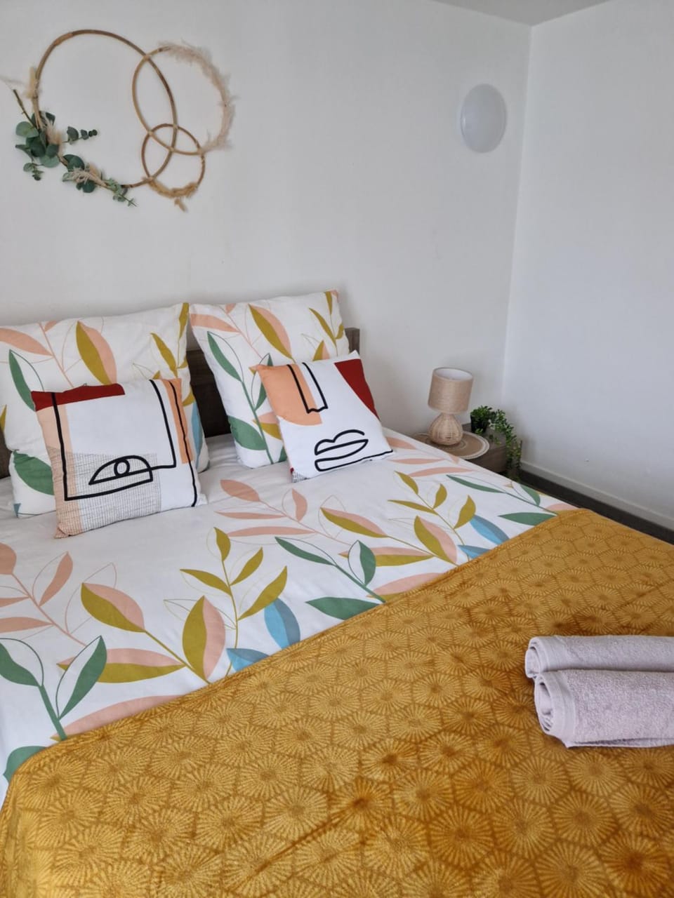 Bedroom, towels