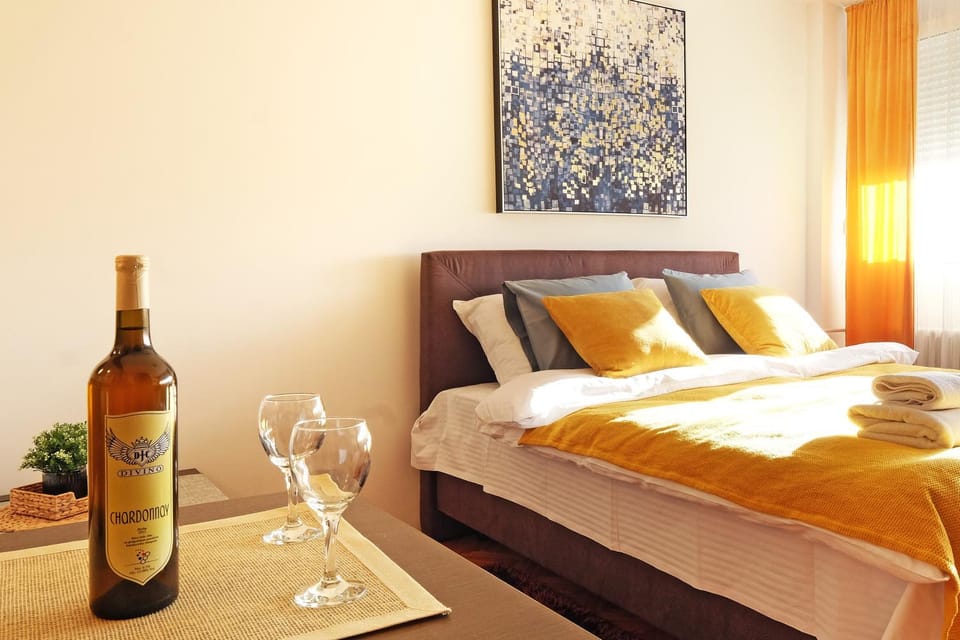 Bed, Day, Photo of the whole room, Bedroom, Autumn
