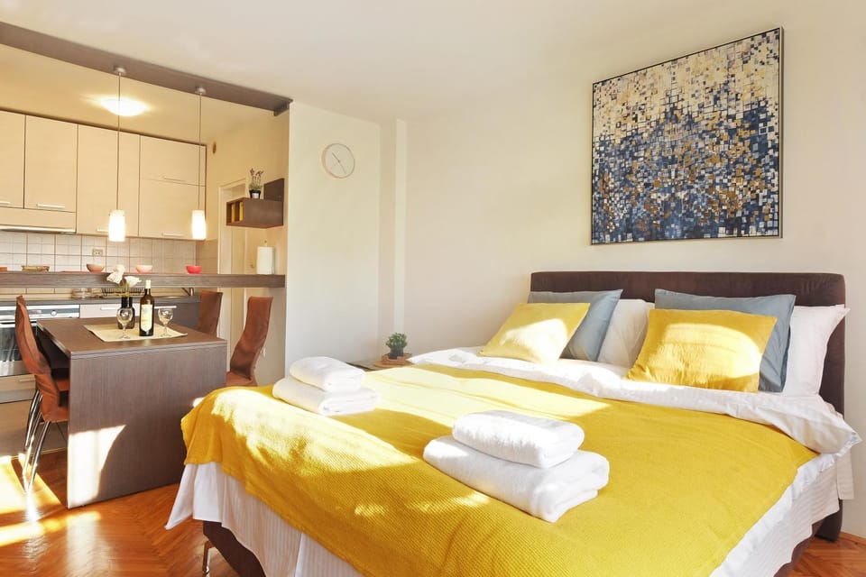 Bed, Day, Photo of the whole room, Seating area, Bedroom, Autumn, towels