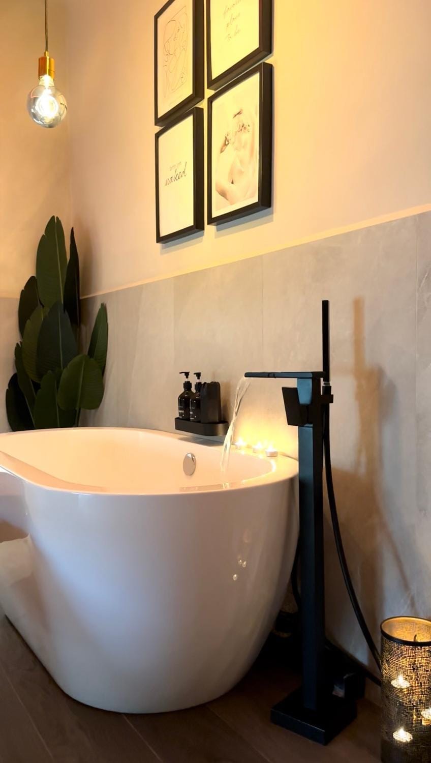 Falco Deluxe Home - Elegante Vasca In Camera Apartment in Naples