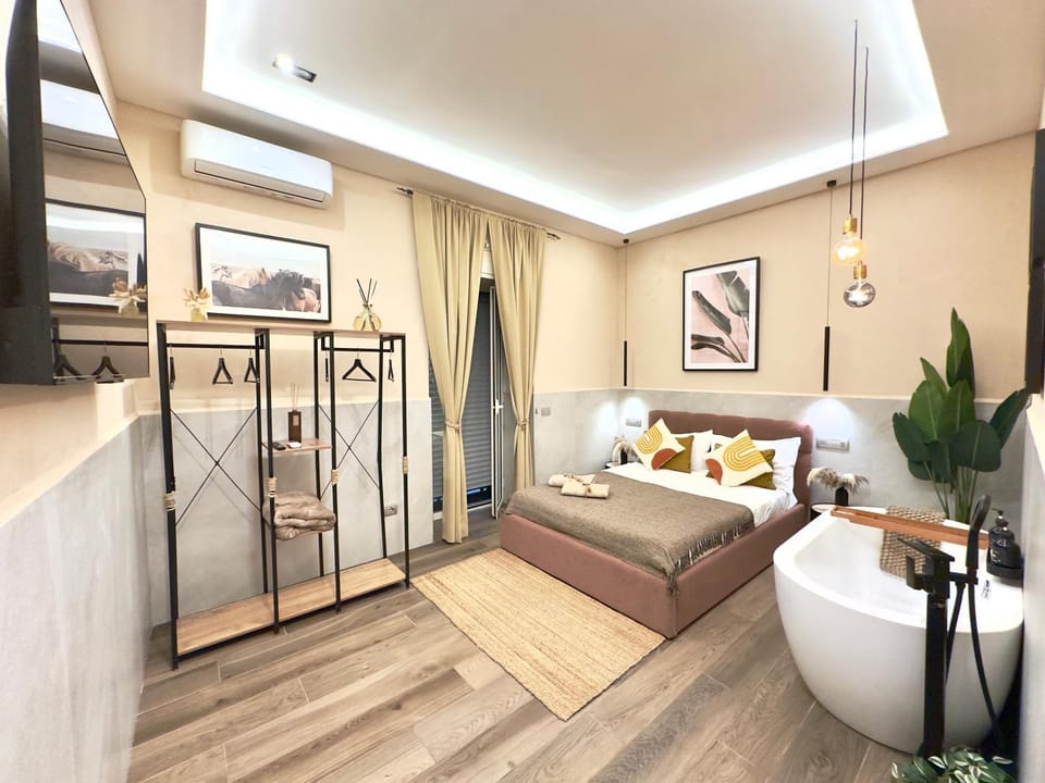 Falco Deluxe Home - Naples Airport & Town Apartment in Naples
