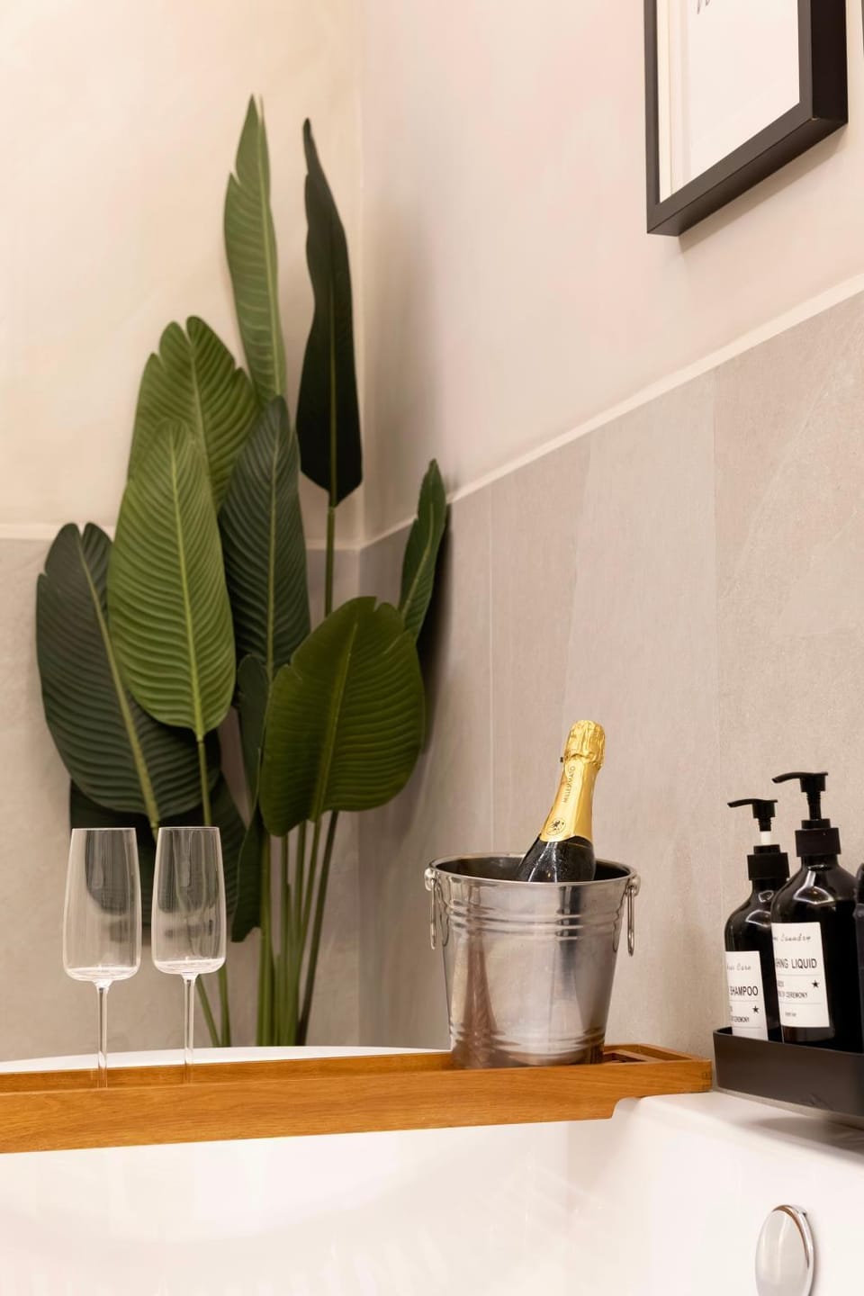 Falco Deluxe Home - Elegante Vasca In Camera Apartment in Naples