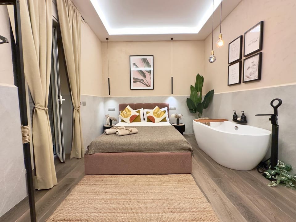 Falco Deluxe Home - Naples Airport & Town Apartment in Naples