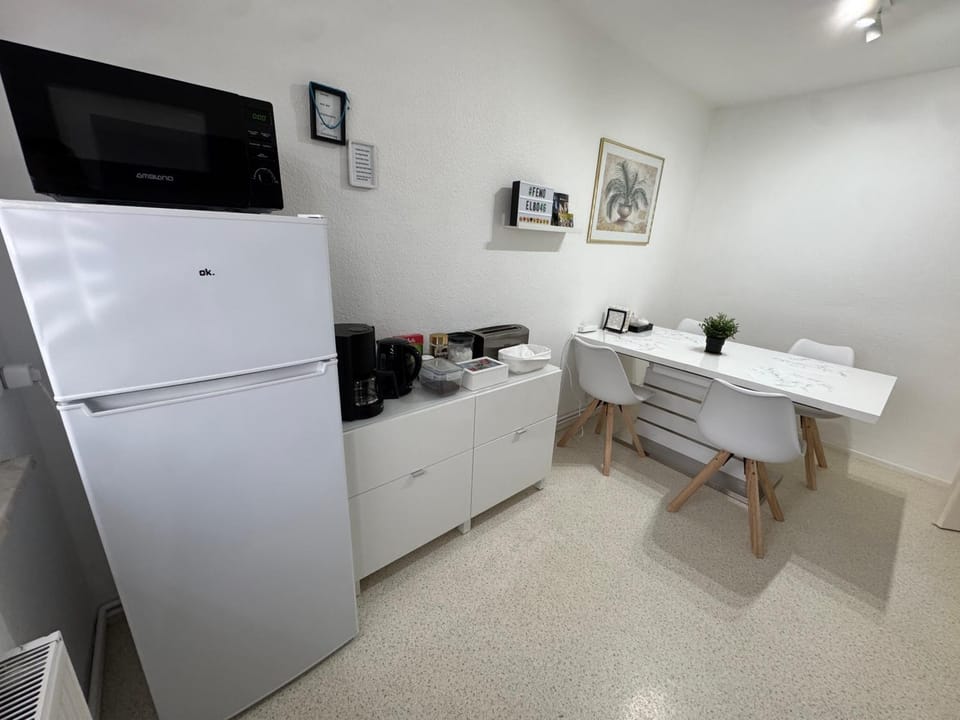 Coffee/tea facilities, Kitchen or kitchenette, Dining area, microwave, washing machine