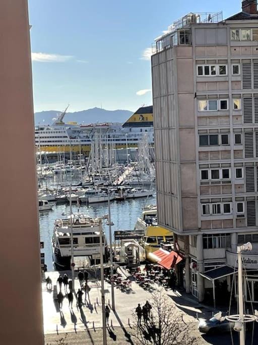 La Perle de Toulon, grand appartement tout confort, idéalement situé Apartment in Toulon
