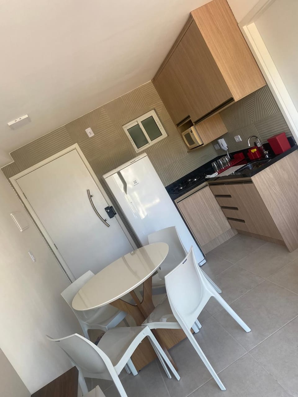 Kitchen or kitchenette, Dining area, minibar, stove